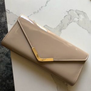 Nude clutch with gold chain
